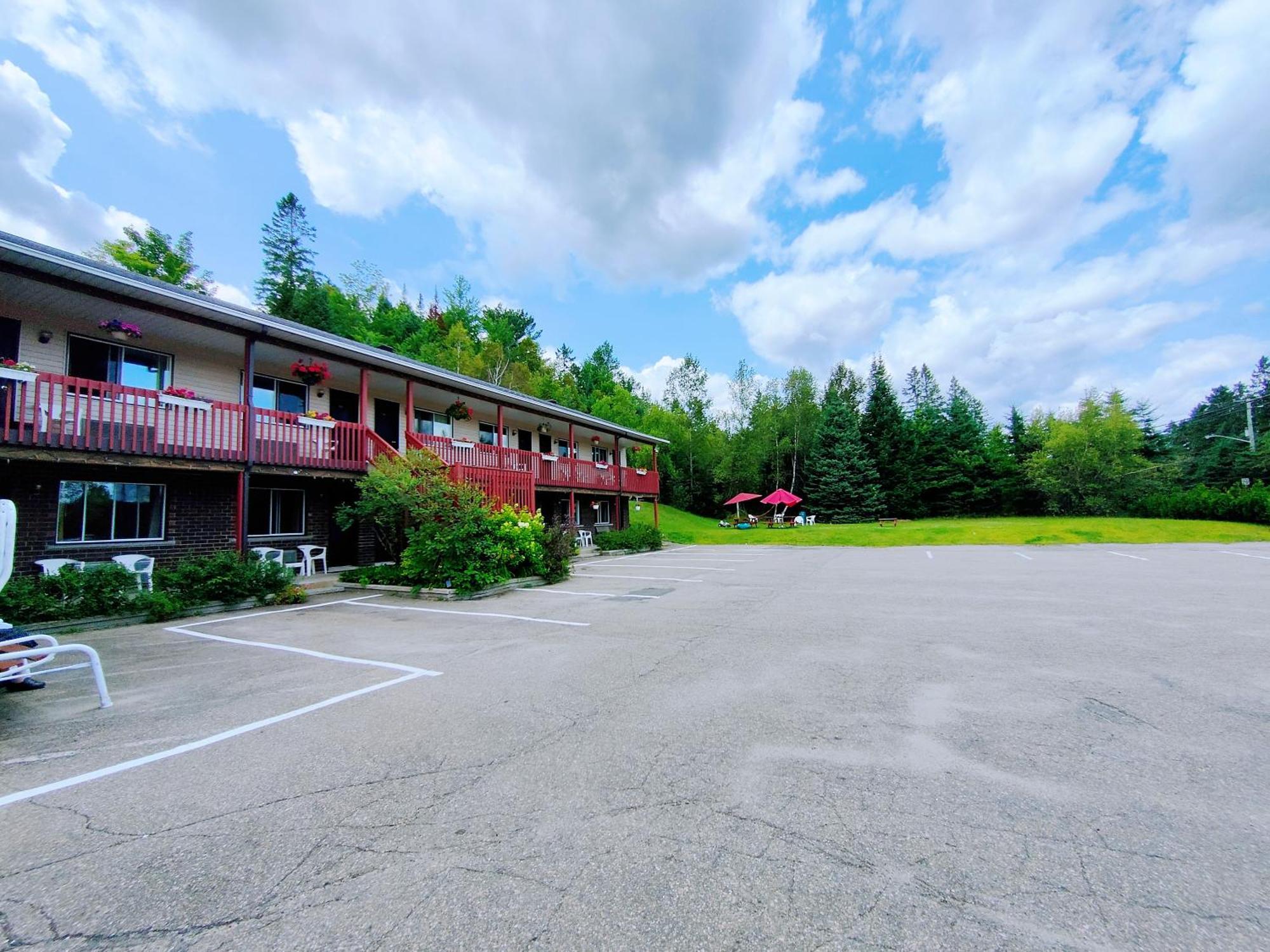 Motel Le Radisson De Val-David Dış mekan fotoğraf